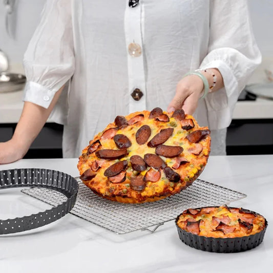 Plaque à Pizza Antiadhésive avec Fond Amovible – 5, 8, 9 pouces utilisée pour sortir une pizza cuite du four