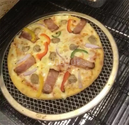 Délicieuse pizza cuite sur une plaque de cuisson pour pizza antiadhésive en aluminium filet métallique sans couture