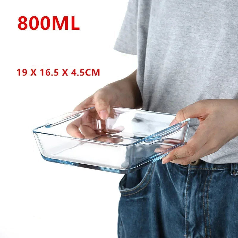 Plat cuisson verre trempé – Résistant four & micro-ondes de 800ml tenu par une personne en t-shirt gris