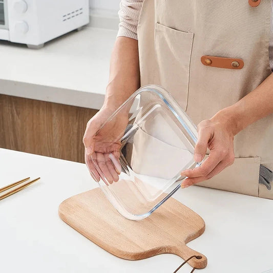 Plat en verre pour four et micro-ondes – 3 tailles tenu par une personne dans une cuisine moderne