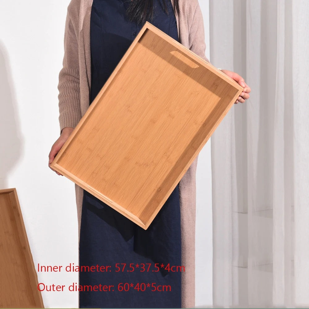 Femme tenant un Plateau en Bambou avec Poignées Service Bois, parfait pour une utilisation quotidienne et élégante
