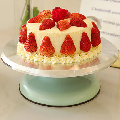 Plateau tournant de pâtisserie 25cm pour décorer vos gâteaux avec des fraises et de la crème