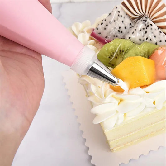 Poches à Douille Silicone Réutilisables – Lot de 4 utilisées pour décorer un gâteau avec de la crème et des fruits