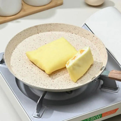 Poêle à crêpes antiadhésive 18/22/26 cm aluminium beige avec crêpe pliée cuisant sur plaque de cuisson