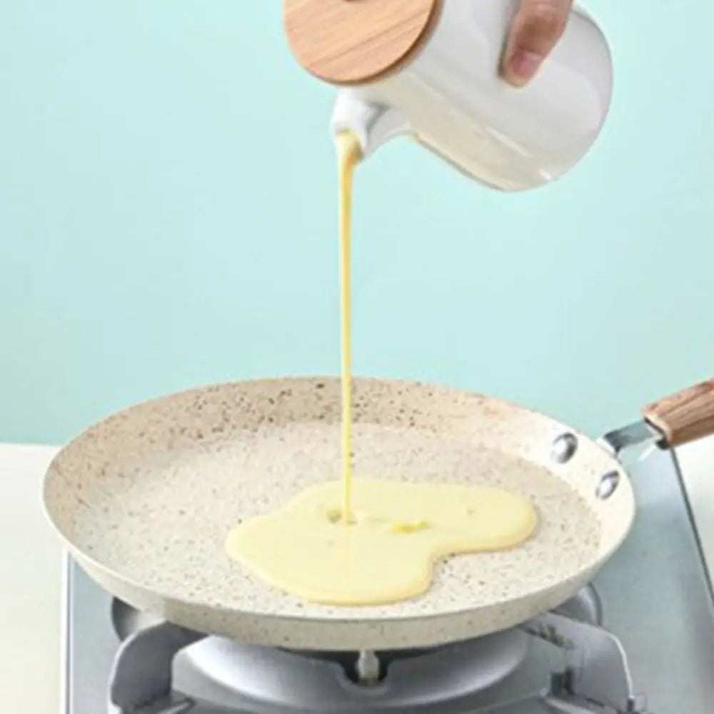 Poêle à crêpes antiadhésive 18/22/26 cm aluminium beige avec poignée en bois versant une pâte à crêpes