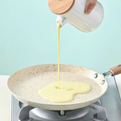 Poêle à crêpes antiadhésive 18/22/26 cm aluminium beige avec poignée en bois versant une pâte à crêpes