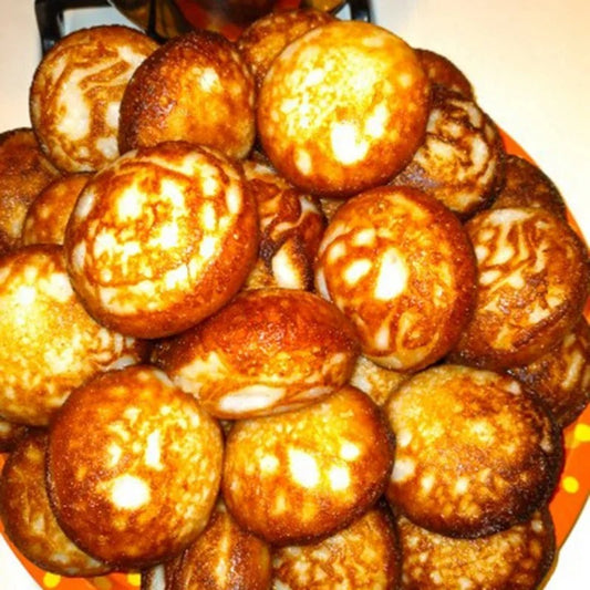 Poêle à Œufs Antiadhésive Pancakes & Omelettes avec des pancakes dorés et moelleux empilés