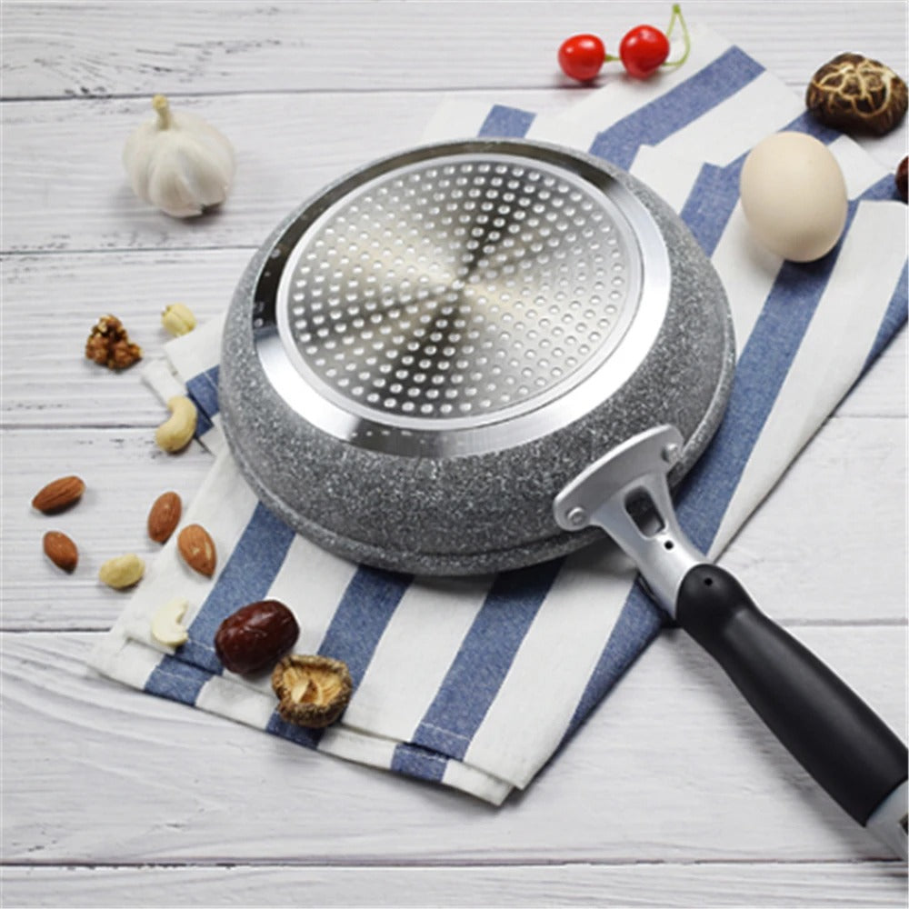 Poêle Wok Antiadhésive pour Plaque à Induction et Gaz sur un torchon, entourée de légumes et d'œufs