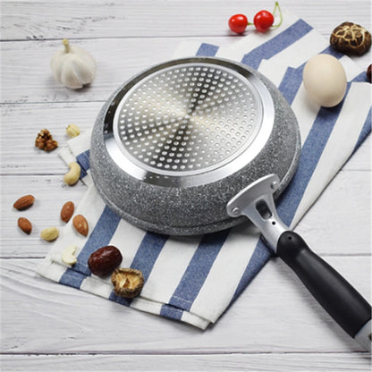 Poêle Wok Antiadhésive pour Plaque à Induction et Gaz sur un torchon, entourée de légumes et d'œufs