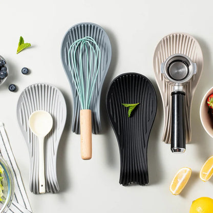 Porte-cuillère en silicone pour cuisine avec plusieurs ustensiles de cuisson sur une table moderne