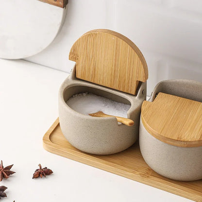 Pot à Épices avec Couvercle en Bambou – Céramique sur un plateau, idéal pour un rangement élégant en cuisine