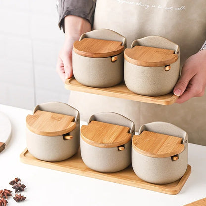 Ensemble de pots à épices avec couvercle en bambou – céramique sur un plateau en bois, parfait pour la cuisine