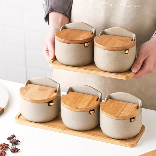 Ensemble de pots à épices avec couvercle en bambou – céramique sur un plateau en bois, parfait pour la cuisine