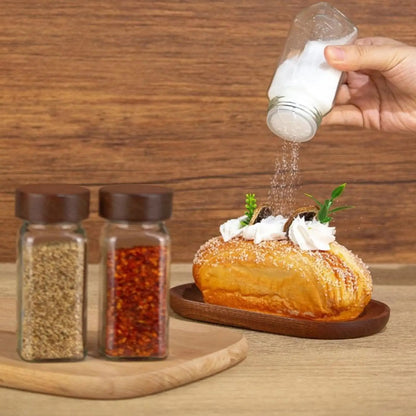 Pot à épices hermétique en verre avec couvercle en bois. Lot avec étiquettes et utilisation en cuisine.