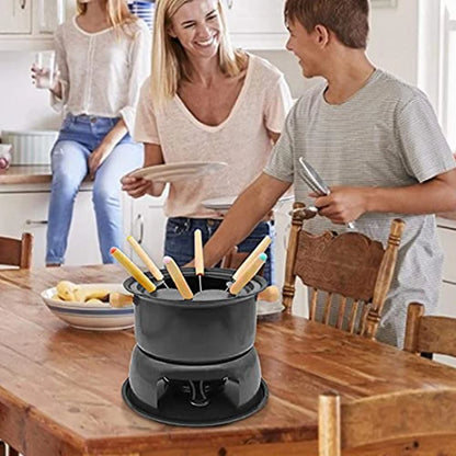 Pot à Fondue Acier Inox Mini – Fromage & Chocolat avec 6 Fourchettes sur une table en bois avec des convives
