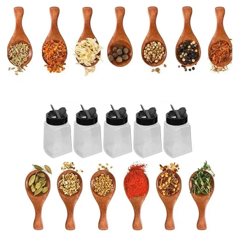 Pots à Épices 270 ml avec Couvercle Shaker – Lot de 5 présentés avec des cuillères en bois pour épices.