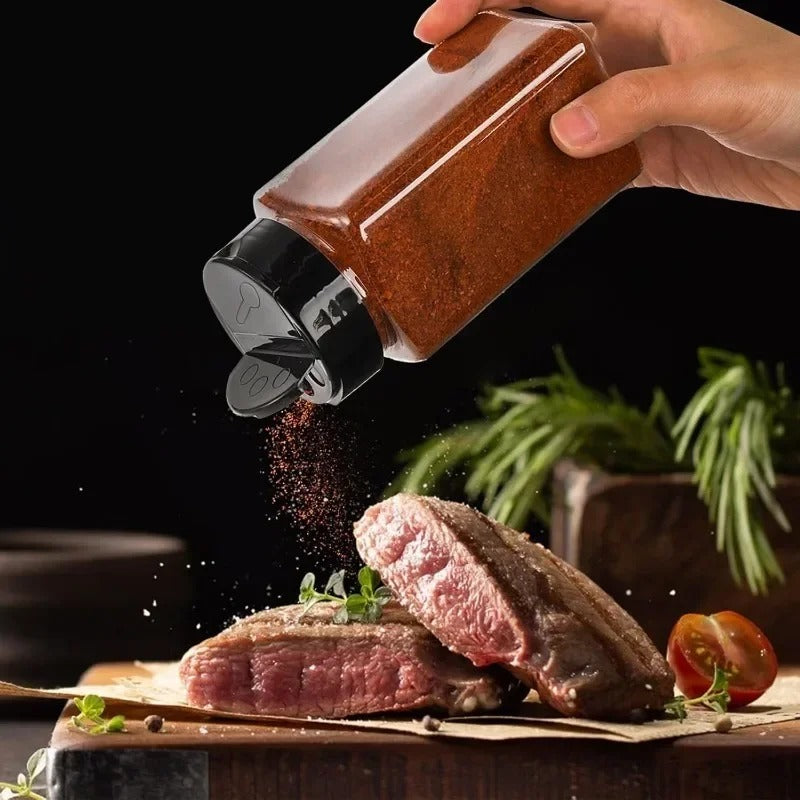 Pots à Épices 270 ml avec Couvercle Shaker – Lot de 5, utilisé pour assaisonner de la viande sur une planche en bois.