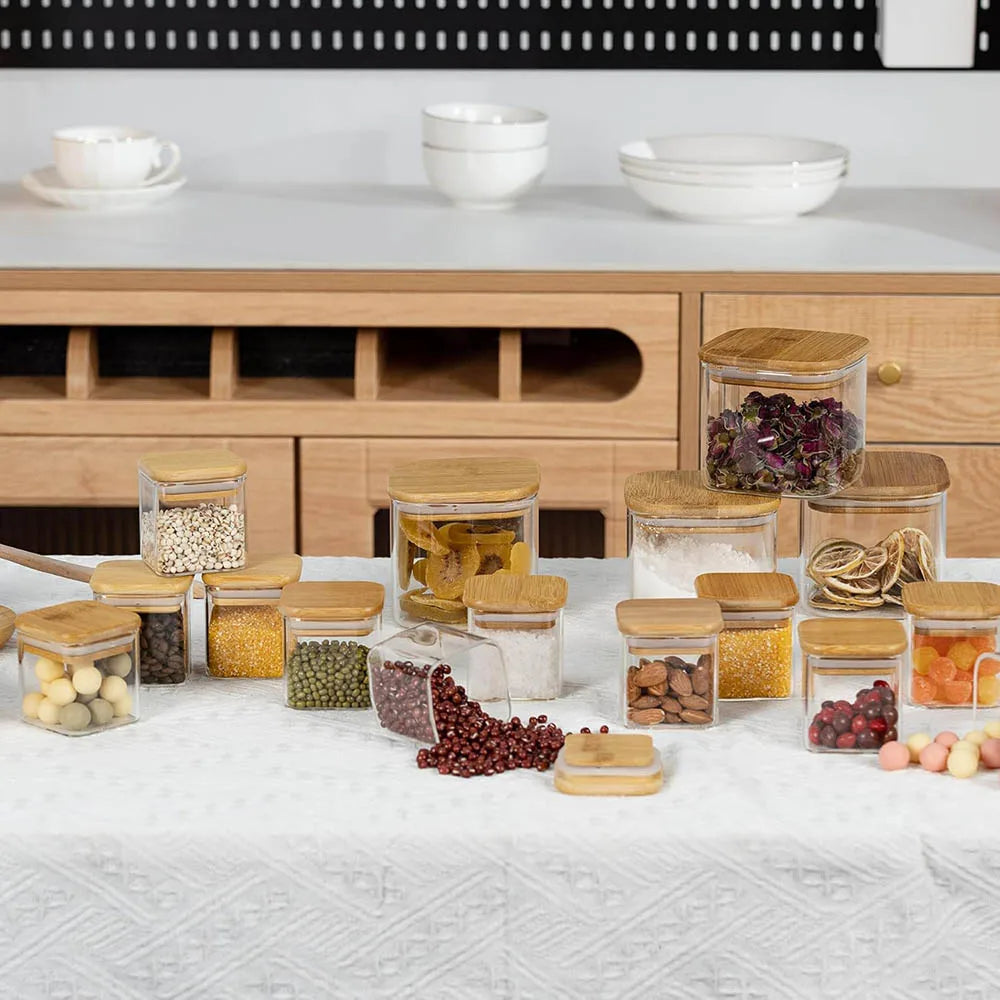 Ensemble de Pots à Épices en Verre avec Couvercles Bambou – 6 à 12 pcs contenant diverses épices et ingrédients sur une table de cuisine