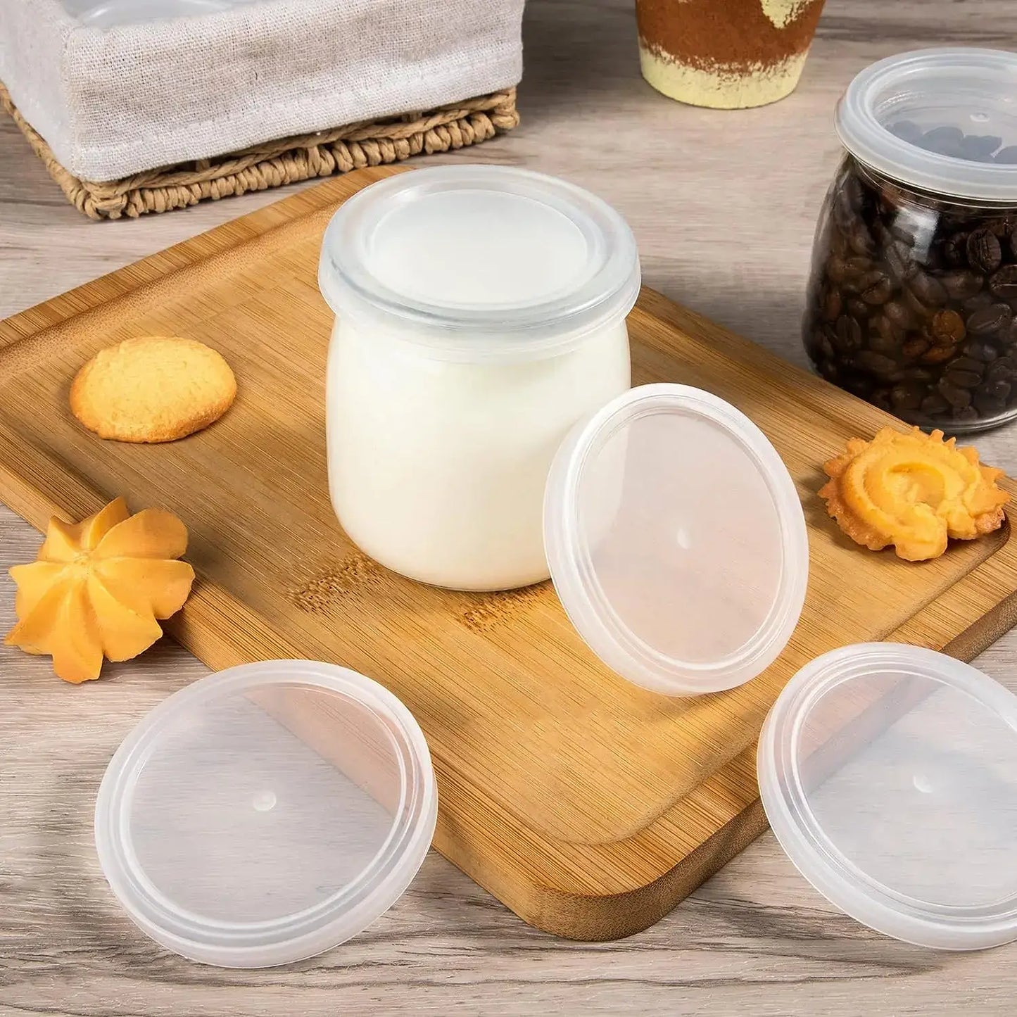 Pots en Verre 200 ml avec Couvercles PE sur une planche en bois, accompagnés de délicieuses friandises