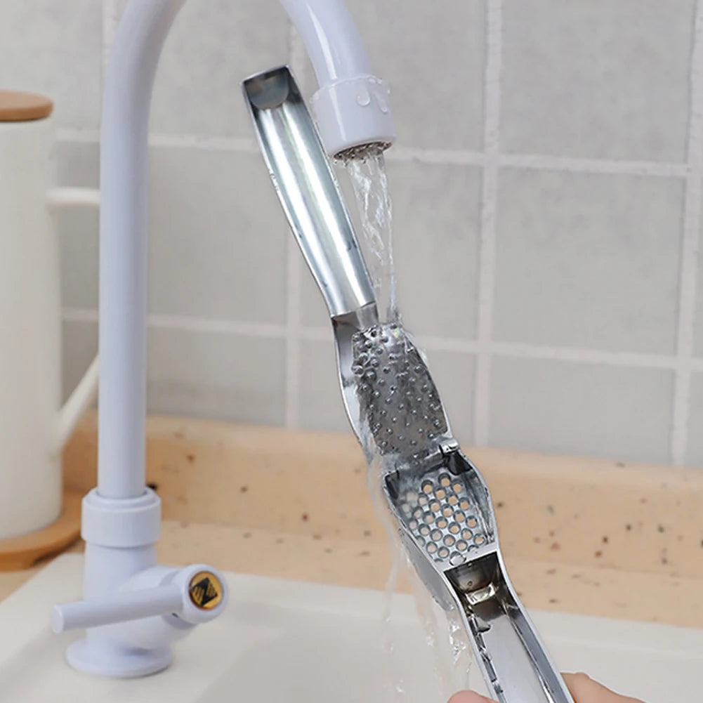 Presse-Ail Amovible en Zinc – Solide & Facile à Nettoyer utilisé sous un robinet avec eau courante