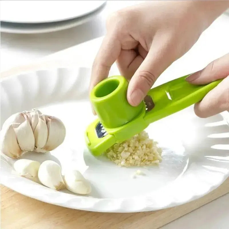 Presse-Ail Manuel de Voyage – Compact, Léger et Pratique utilisé pour écraser l'ail frais sur une assiette blanche