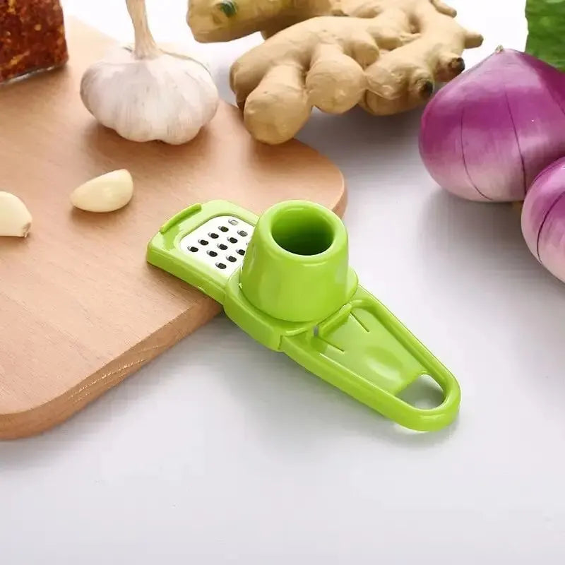 Presse-Ail Manuel de Voyage – Compact, Léger & Pratique vert avec ail, gingembre et oignons sur planche en bois