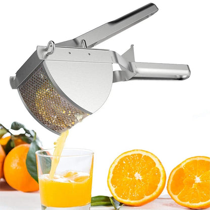 Presse-aliments inox manuel versant du jus d'orange frais dans un verre avec des oranges à côté
