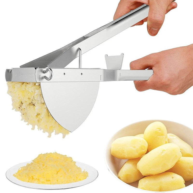 Presse-aliments inox manuel pour purées, fruits et légumes maison avec une main en train de l'utiliser.
