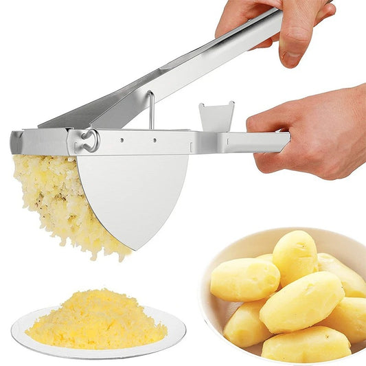 Presse-aliments inox manuel pour purées, fruits et légumes maison avec une main en train de l'utiliser.