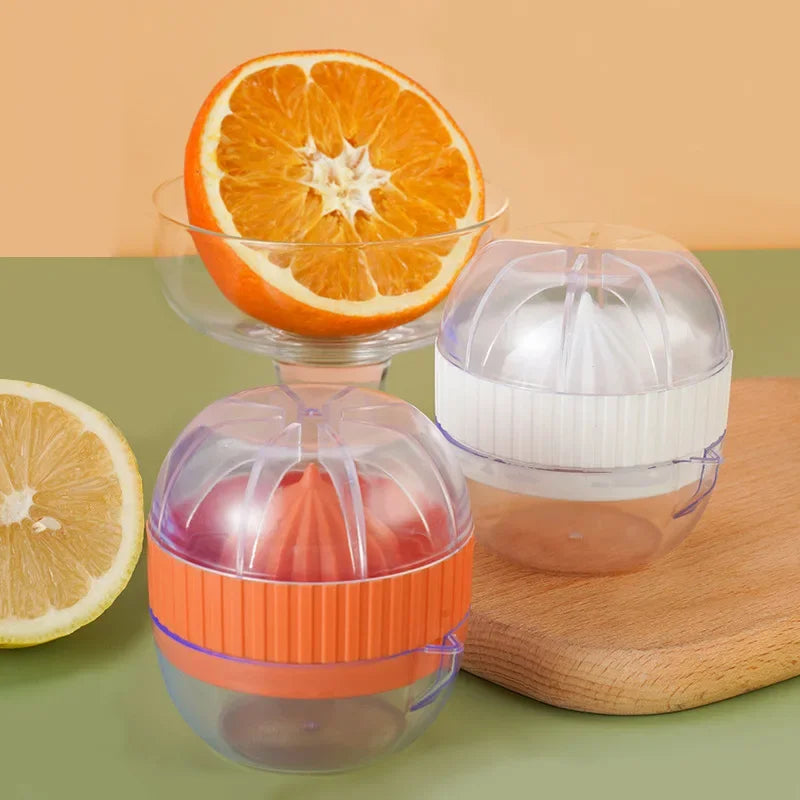 Presse-Citron Manuel Compact en Plastique – Jus Frais Maison avec un orange et un citron sur une planche en bois
