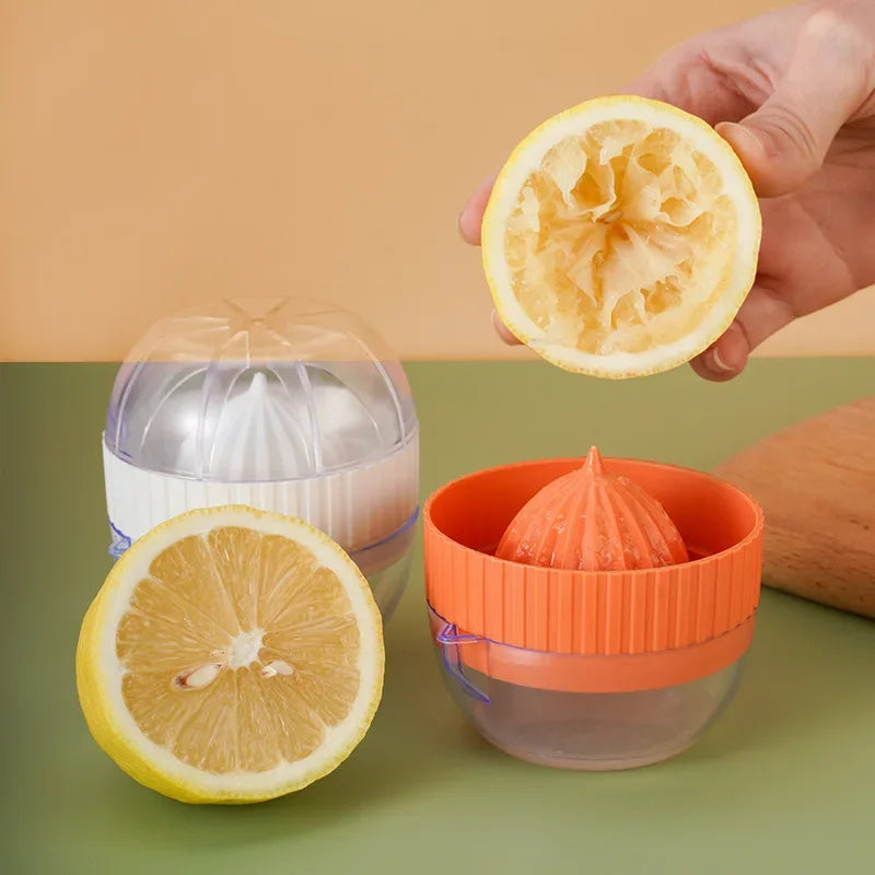 Presse-Citron Manuel Compact en Plastique – Jus Frais Maison avec citron pressé et moitié de citron sur une table