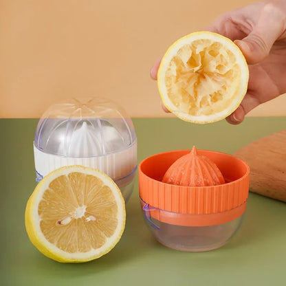 Presse-Citron Manuel Compact en Plastique – Jus Frais Maison avec citron pressé et moitié de citron sur une table