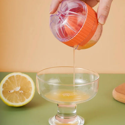 Presse-Citron Manuel Compact en Plastique – Jus Frais Maison en action, pressant un citron dans un bol