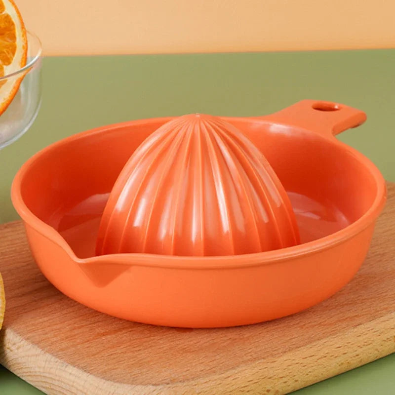 Presse-Citron Manuel Compact en Plastique – Jus Frais Maison sur une planche à découper en bois