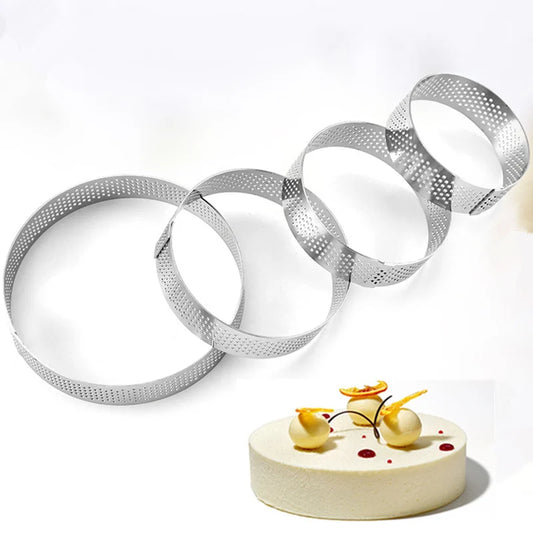 Cercle à Pâtisserie Inox – Moule Rond Pro avec perforations et gâteau décoré en fond