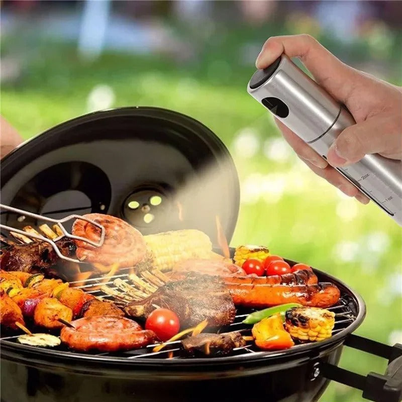 Pulvérisateur d'Huile en Inox 304 avec Doseur utilisé pour assaisonner des viandes grillées sur un barbecue