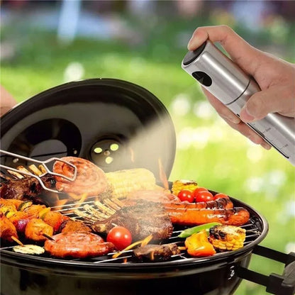 Pulvérisateur d'Huile en Inox 304 avec Doseur utilisé pour assaisonner des viandes grillées sur un barbecue