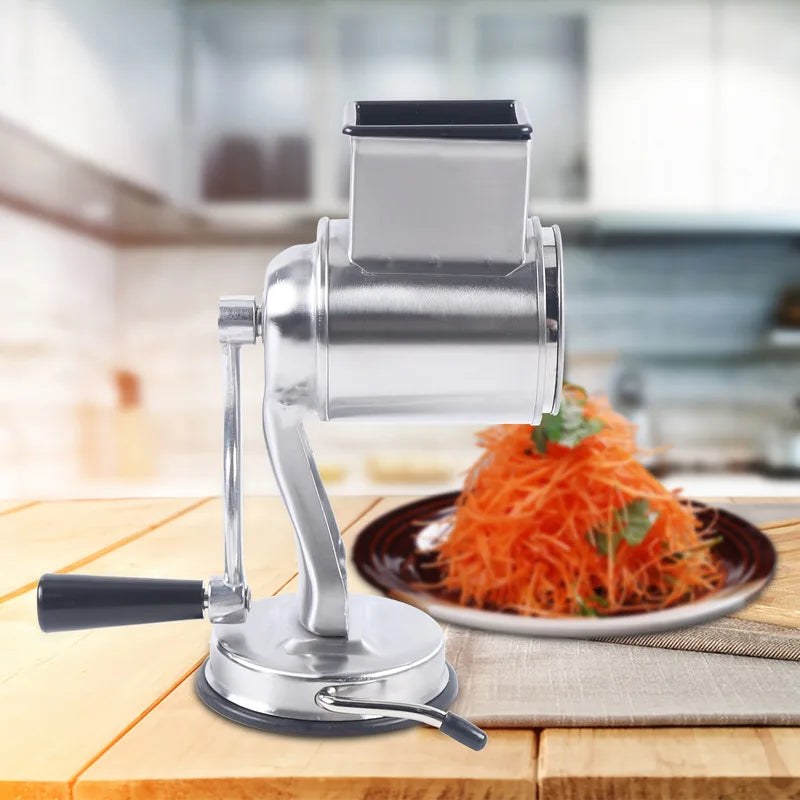 Râpe Rotative 5 Lames Inox – Fromage, Légumes, Fruits avec poignée et base antidérapante sur table en bois