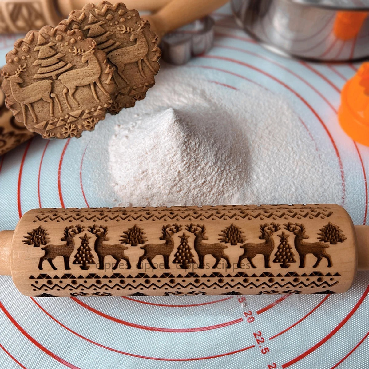 Rouleau à Pâtisserie de Noël en Bois – Motif Gravé avec décorations de rennes et sapins sur un plan de travail
