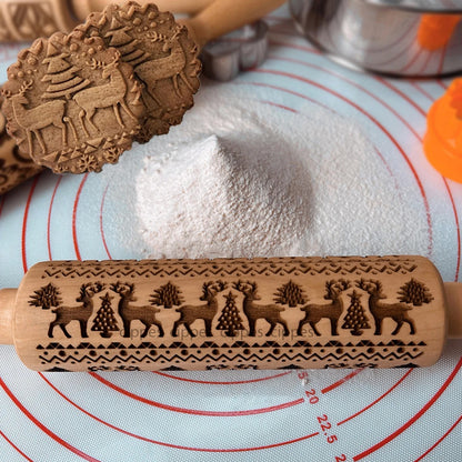 Rouleau à Pâtisserie de Noël en Bois – Motif Gravé avec décorations de rennes et sapins sur un plan de travail