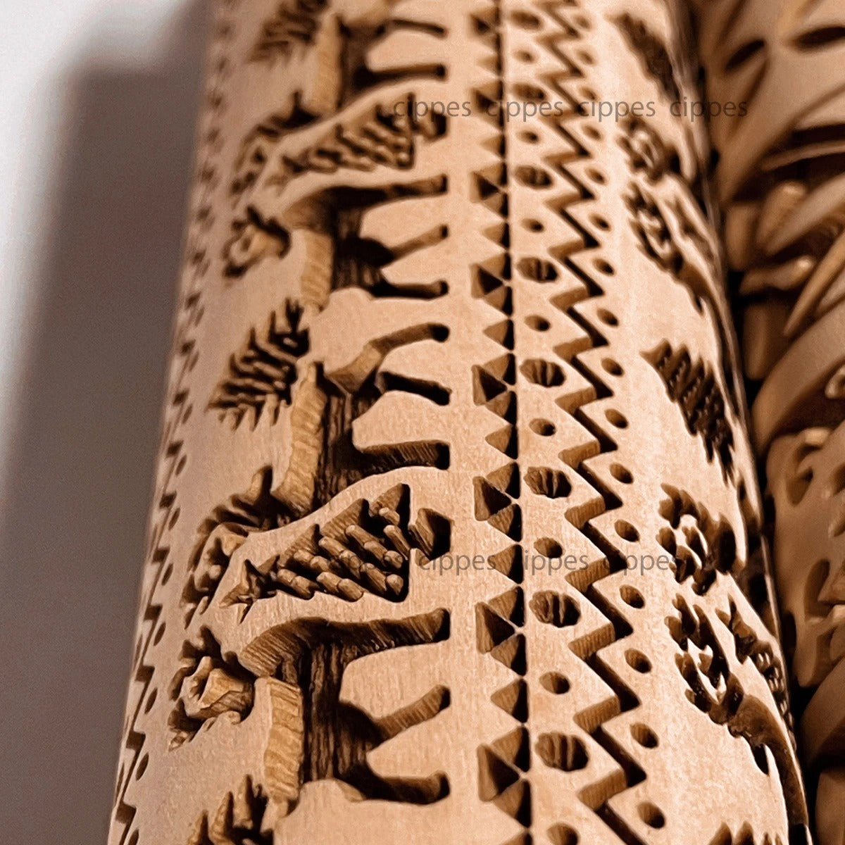 Rouleau à Pâtisserie de Noël en Bois – Motif Gravé avec designs festifs incluant des arbres et des flocons de neige