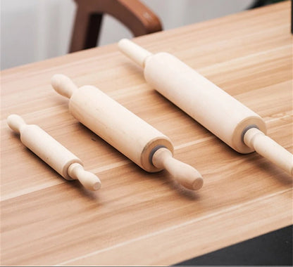 Rouleau à Pâtisserie en Bois avec Poignées – 20 à 45 cm sur une table en bois