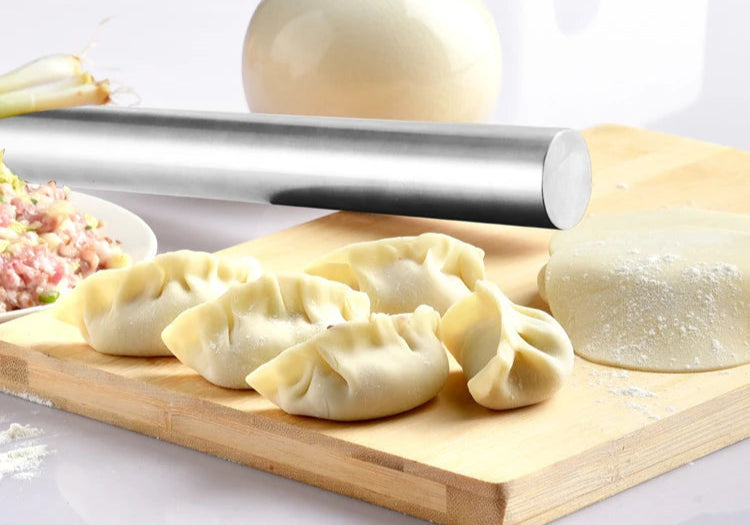 Rouleau à Pâtisserie en Inox 304 – 22,5 à 42,5 cm avec pâte à dumplings et ingrédients sur planche à découper
