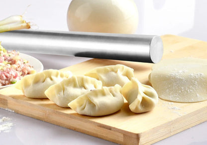 Rouleau à Pâtisserie en Inox 304 – 22,5 à 42,5 cm avec pâte à dumplings et ingrédients sur planche à découper