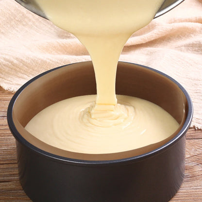 Pâte à gâteau versée dans un moule, utilisant un Rouleau de Papier Sulfurisé Antiadhésif – Cuisson Gâteaux Facile