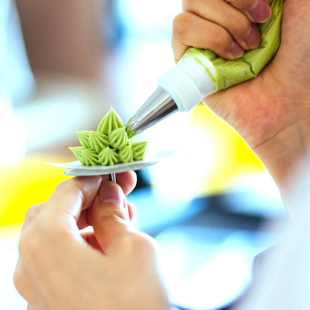 Rouleau de Poches à Douille Jetables – 50 Pièces utilisé pour décorer des pâtisseries avec du glaçage vert
