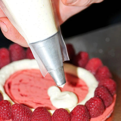 Rouleau de Poches à Douille Jetables – 50 Pièces en utilisation pour décorer un gâteau avec de la crème