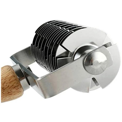 Rouleau Perforateur à Pâte – Inox avec une poignée en bois pour une utilisation facile en cuisine