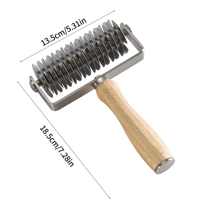Rouleau Perforateur à Pâte – Inox avec poignée en bois pour une utilisation pratique en cuisine