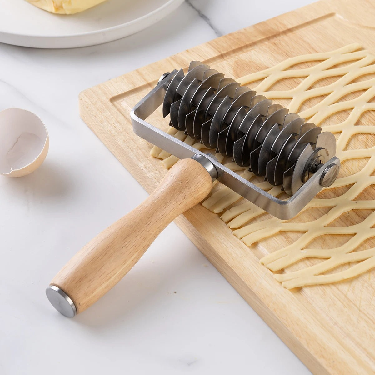 Rouleau Perforateur à Pâte – Inox avec poignée en bois, idéal pour la pâte à découper facilement